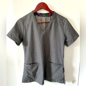Vince Camuto women’s V-Neck Scrub top - Gray XS - 2 pocket